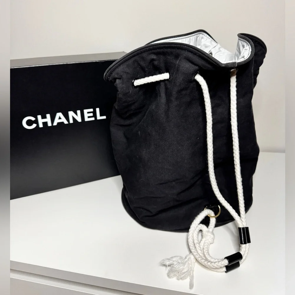 Authentic Vintage CHANEL cotton Drawstring
Bucket shoulder/backpack - Picture 3 of 7